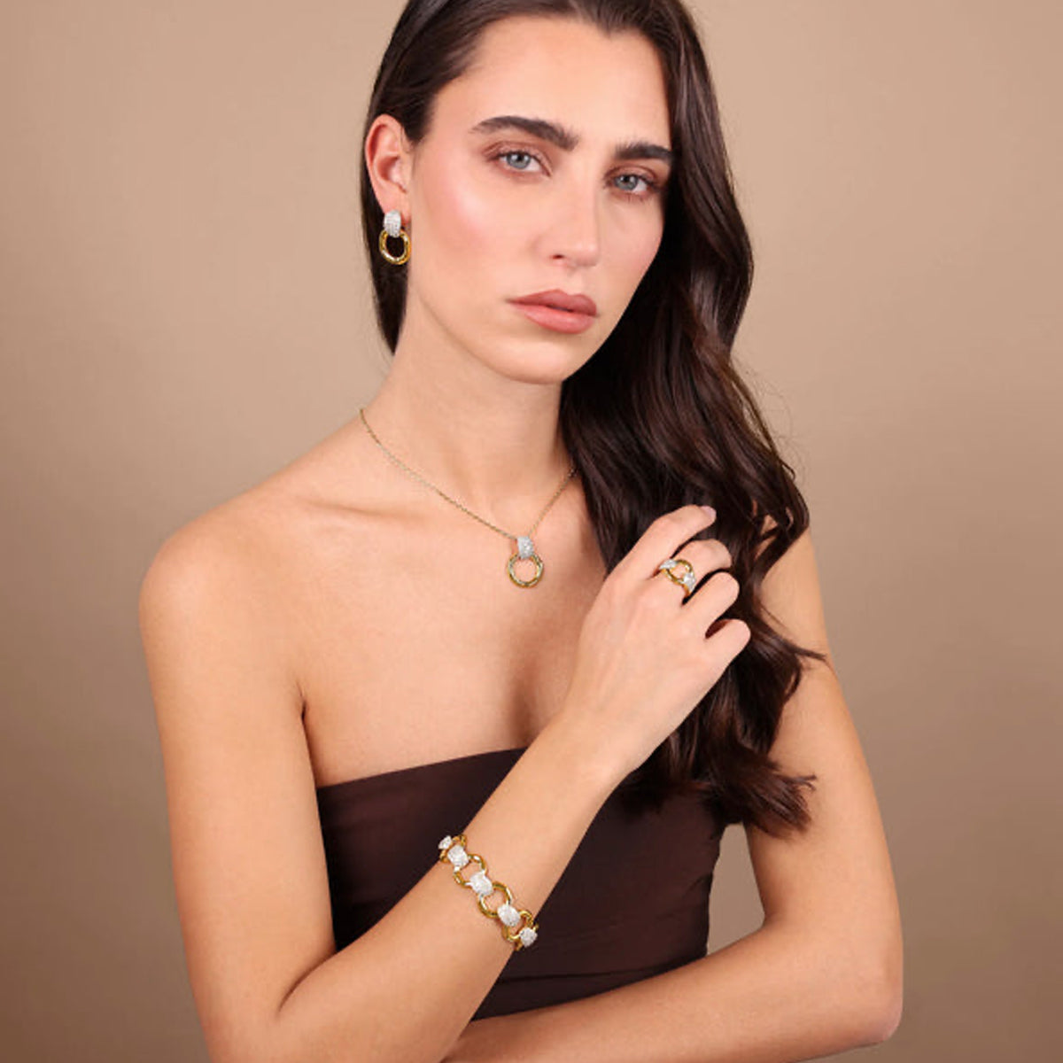 Model wearing ETRUSCA JEWELS JEWELRY Mod. WSET00867.YG necklace, earrings, ring, and bracelet. Fashionable and elegant accessories.
