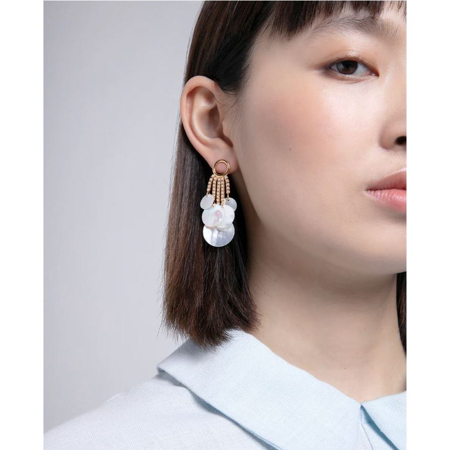 Lady wearing VICEROY JEWELS Mod. 13192E100-90 silver 925° earrings with official box packaging.