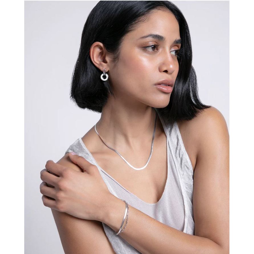 Woman wearing silver jewelry, featuring VICEROY JEWELS Mod. 13200E000-90 earrings, in elegant fashion.