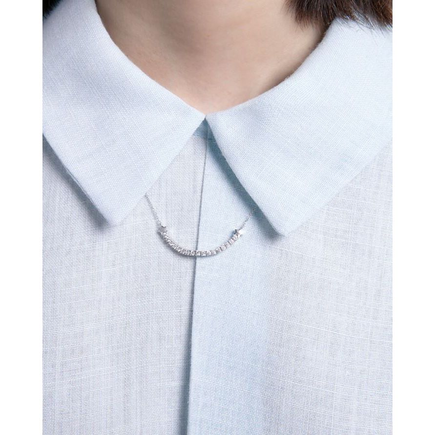 Close-up of VICEROY JEWELS Mod. 13206C000-30 lady's silver Necklace, showcased on a person wearing a white collared shirt.