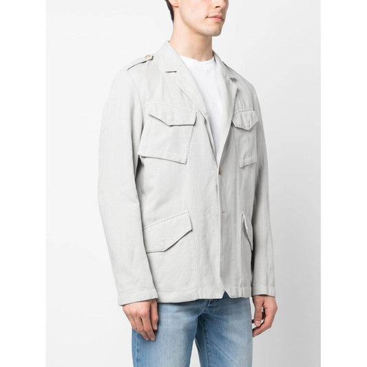 Man wearing Boglioli light grey cotton-linen jacket with four front flap pockets and notched lapels