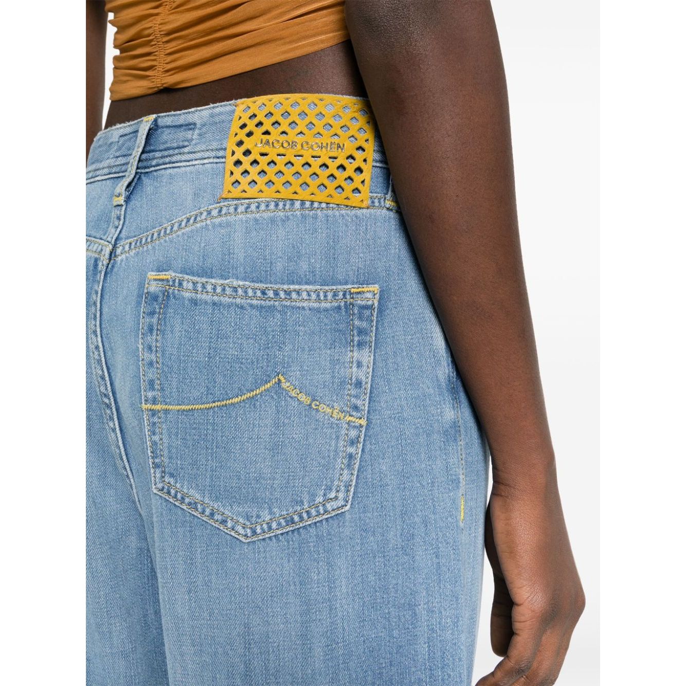 جينز جاكوب كوهين باللون الأزرق