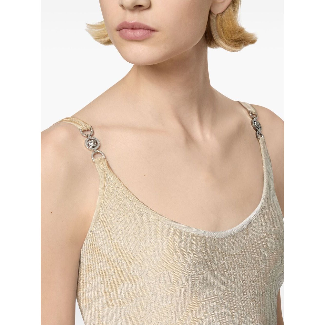 فساتين فيرساتشي باللون البيج