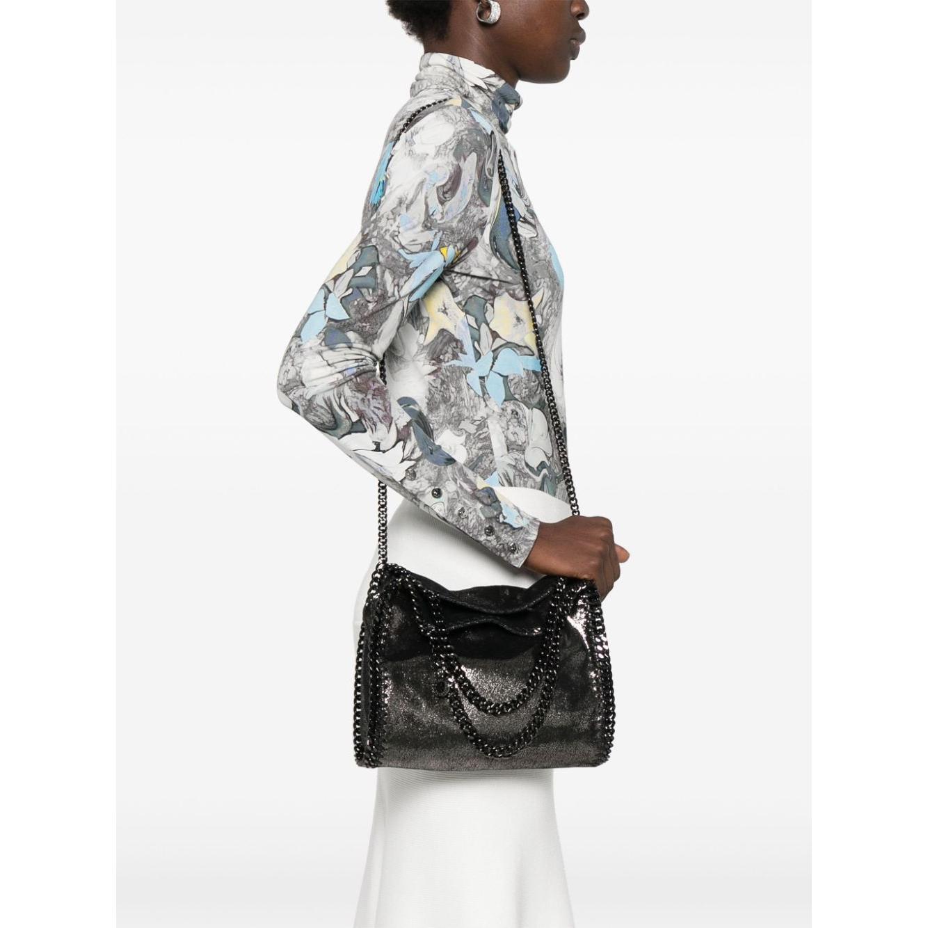 Front view with bag zipped and handles upright.