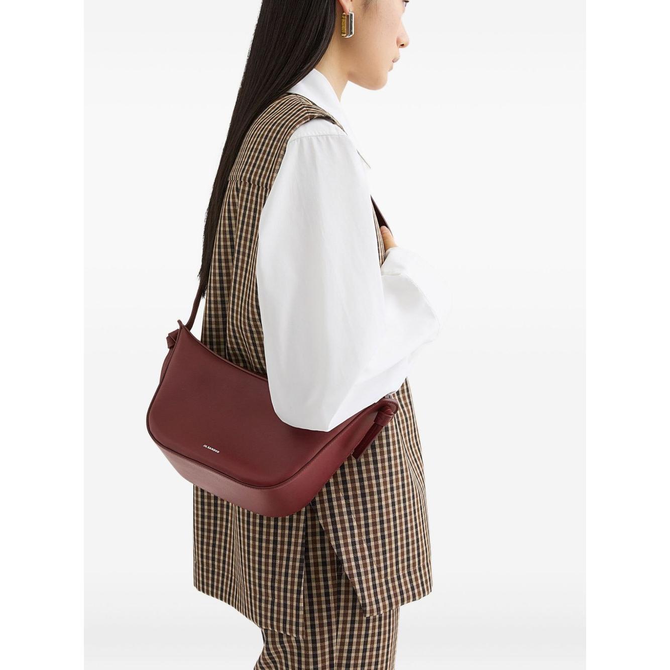 Front view with bag zipped and handles upright.