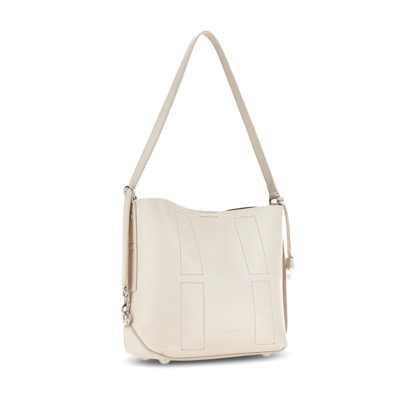 Front view with bag zipped and handles upright.