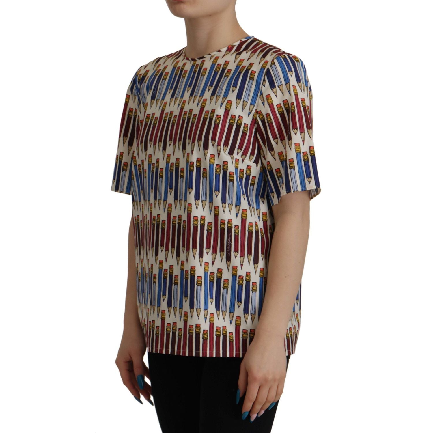 بلوزة دولتشي آند غابانا أنيقة باللون الأبيض بأكمام قصيرة وطبعة قلم رصاص