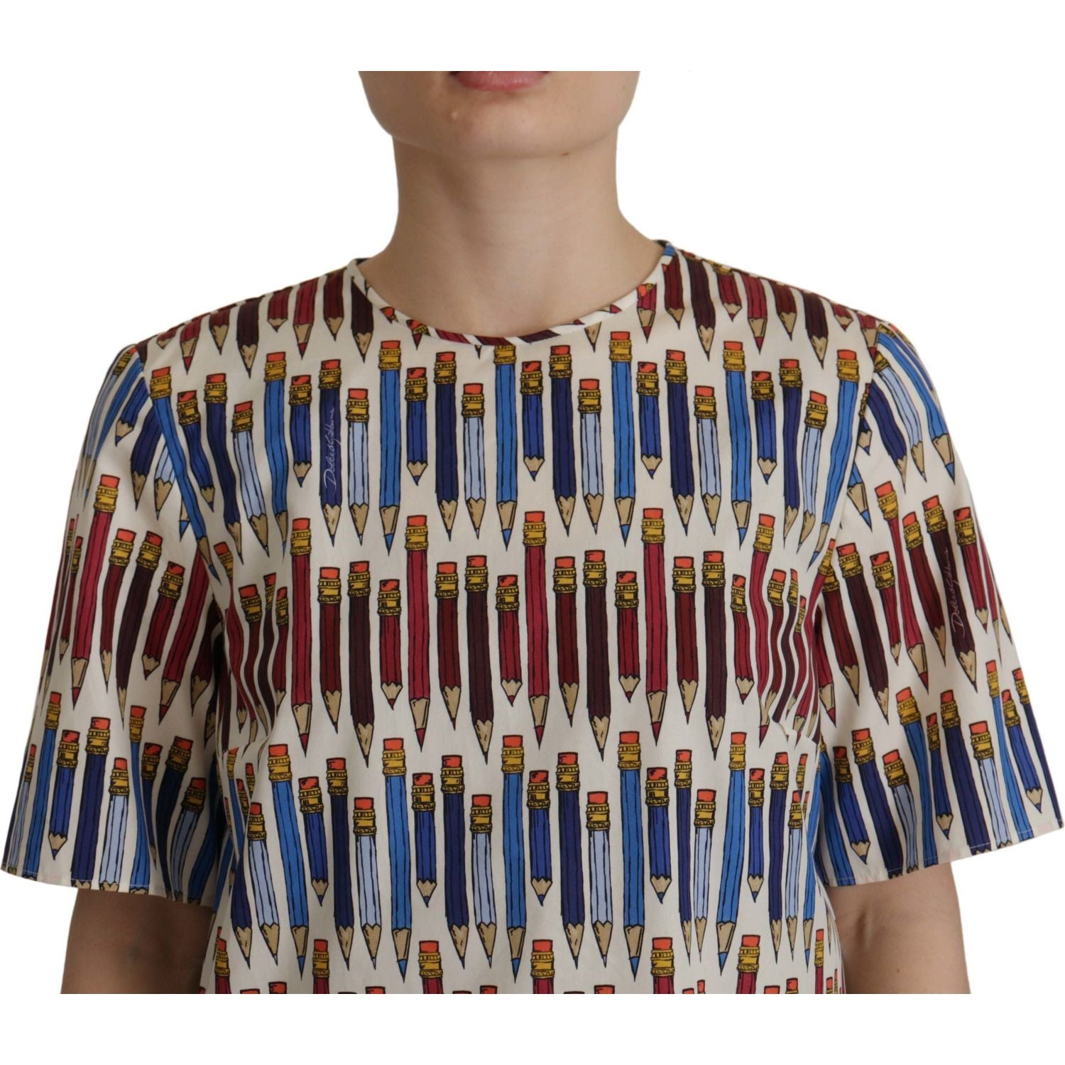 بلوزة دولتشي آند غابانا أنيقة باللون الأبيض بأكمام قصيرة وطبعة قلم رصاص