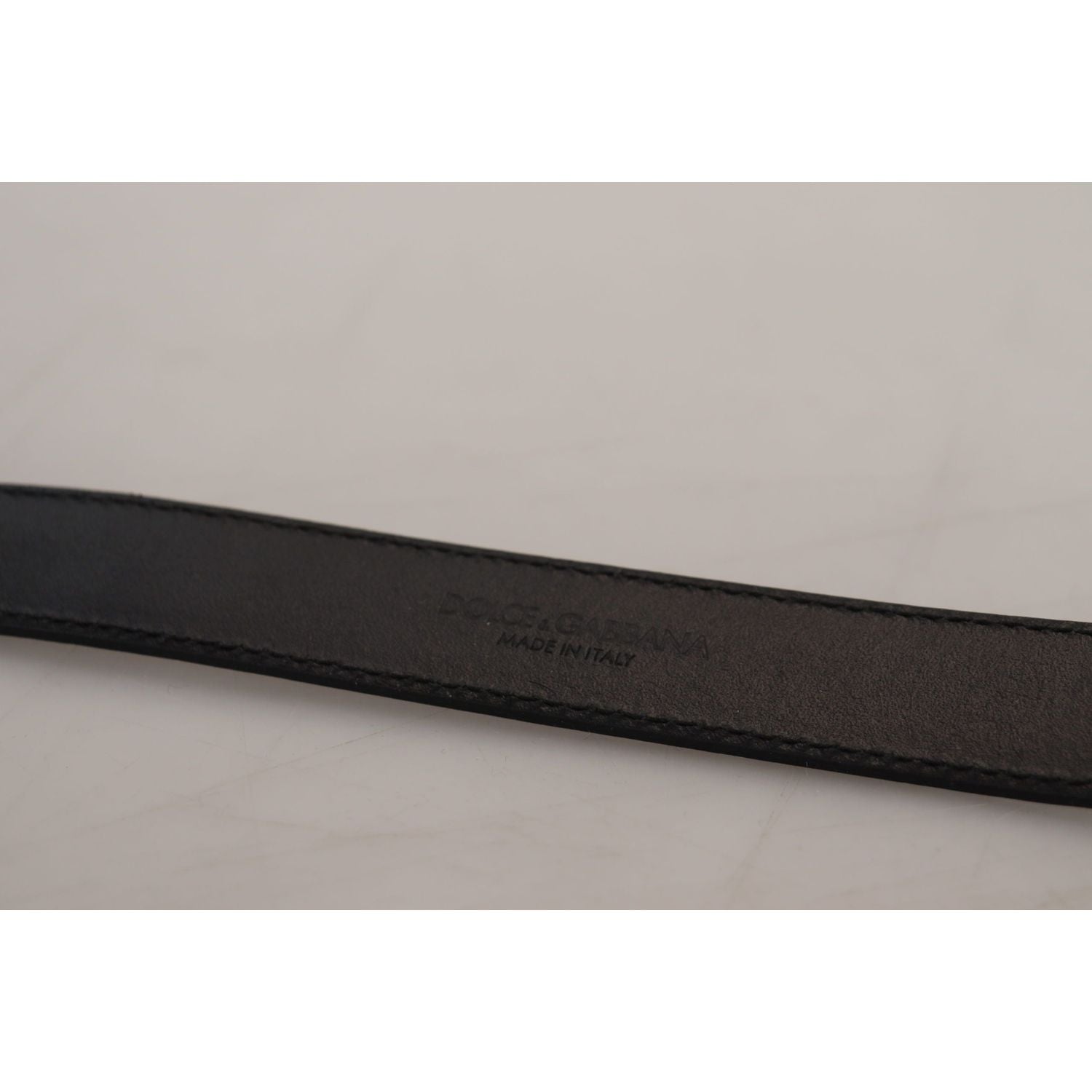 حزام دولتشي آند غابانا الأنيق المصنوع من الجلد باللون الأزرق الداكن