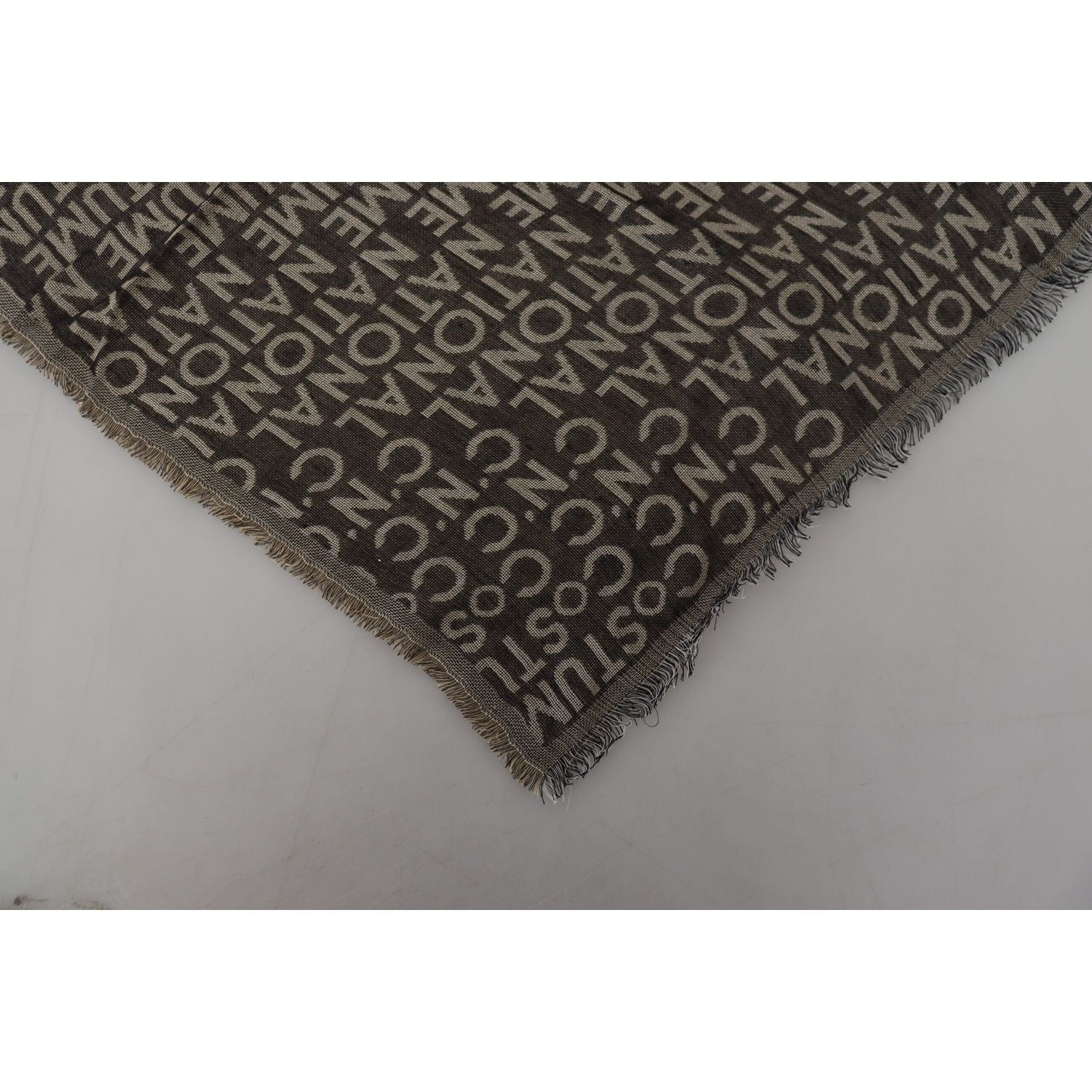 وشاح من الحرير والفيسكوز بتصميم وطني أنيق