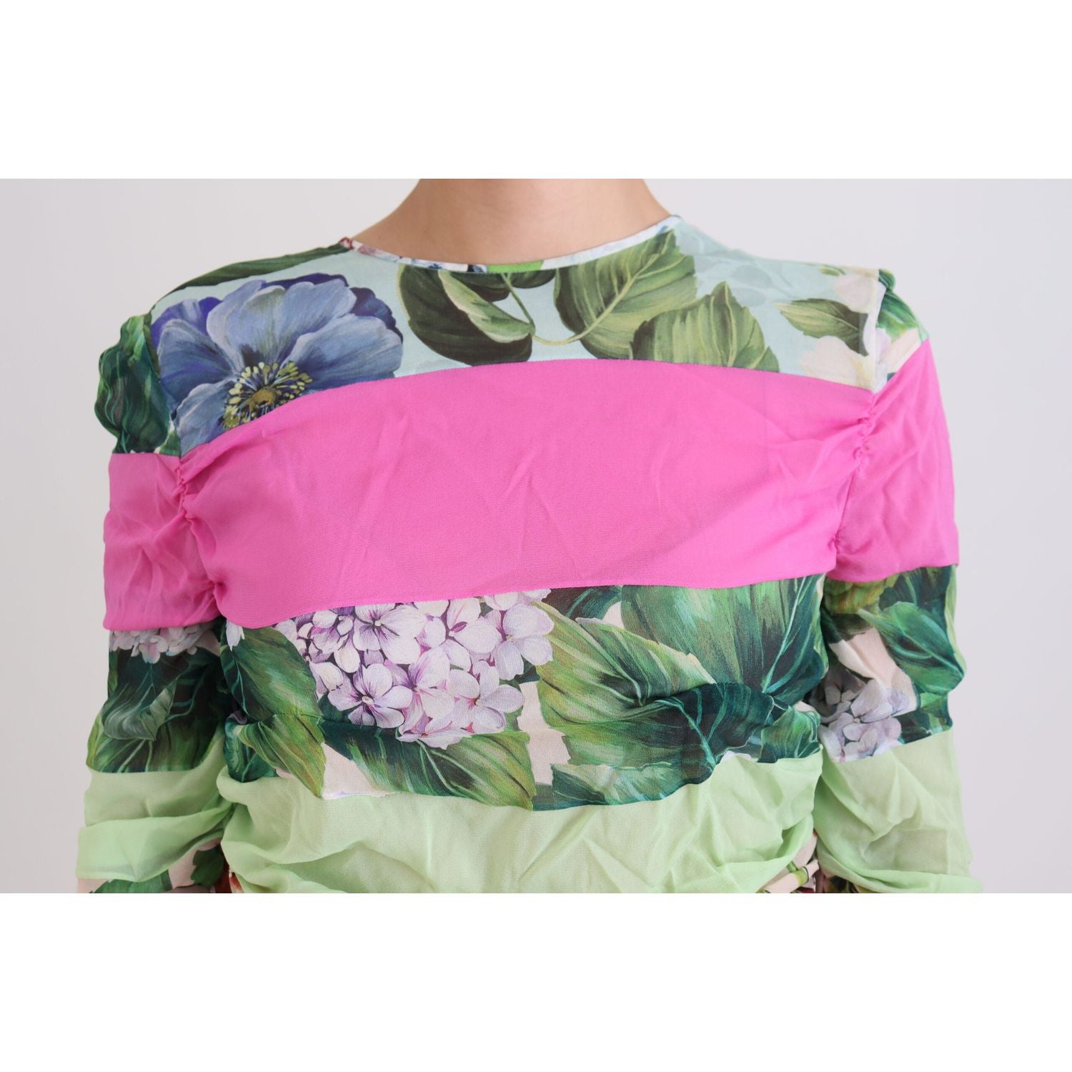 فستان حرير ضيق مزين بالزهور من دولتشي آند غابانا