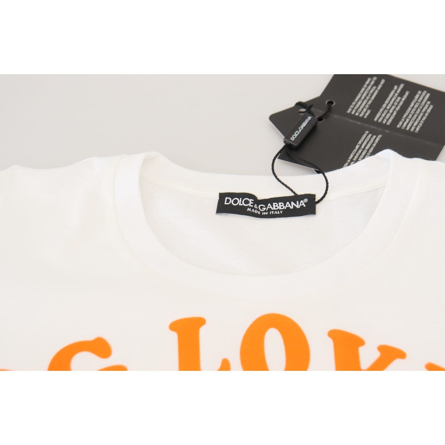 تي شيرت دولتشي آند غابانا الأنيق باللون الأبيض بياقة دائرية وطبعة ملونة