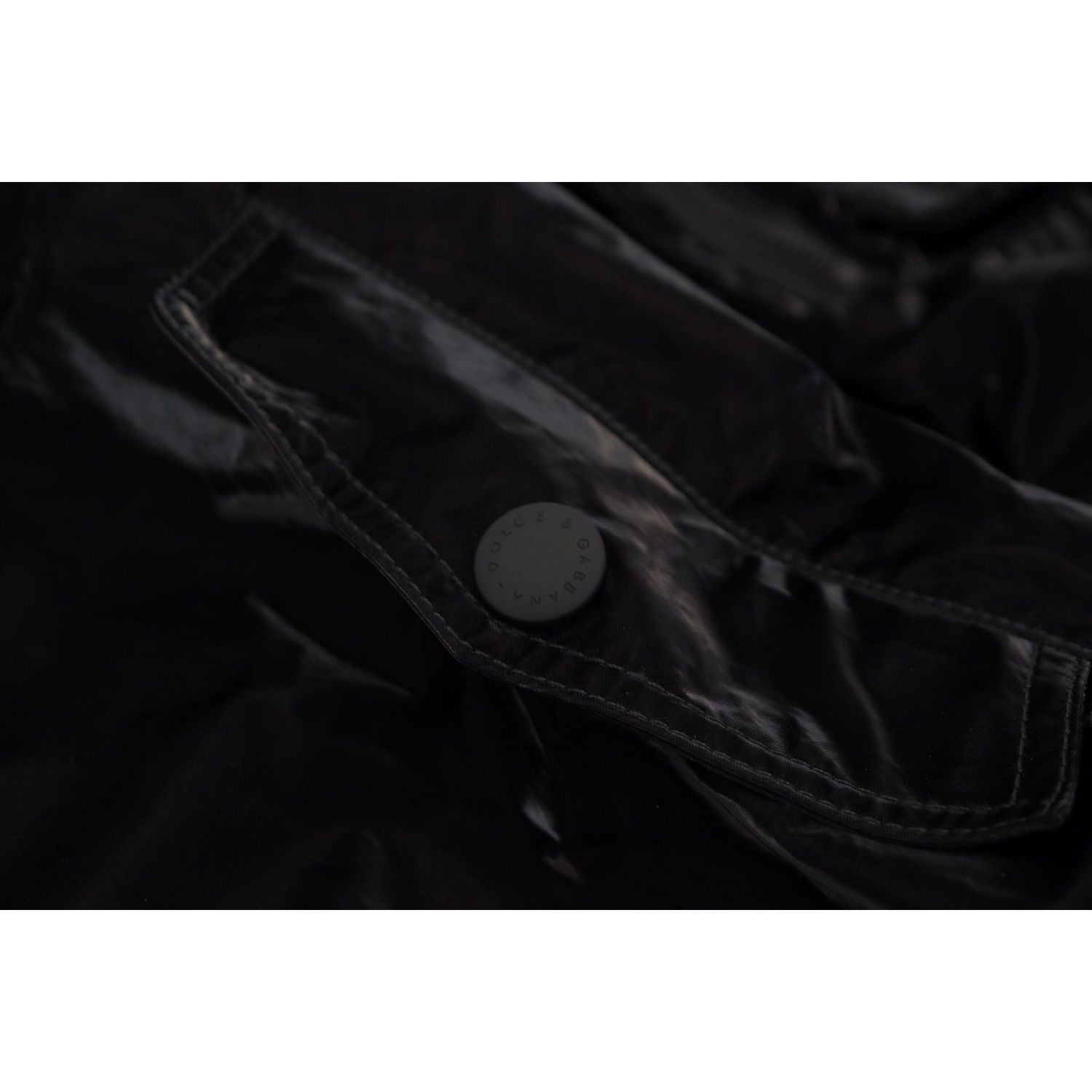 سترة سوداء أنيقة بغطاء رأس من دولتشي آند غابانا