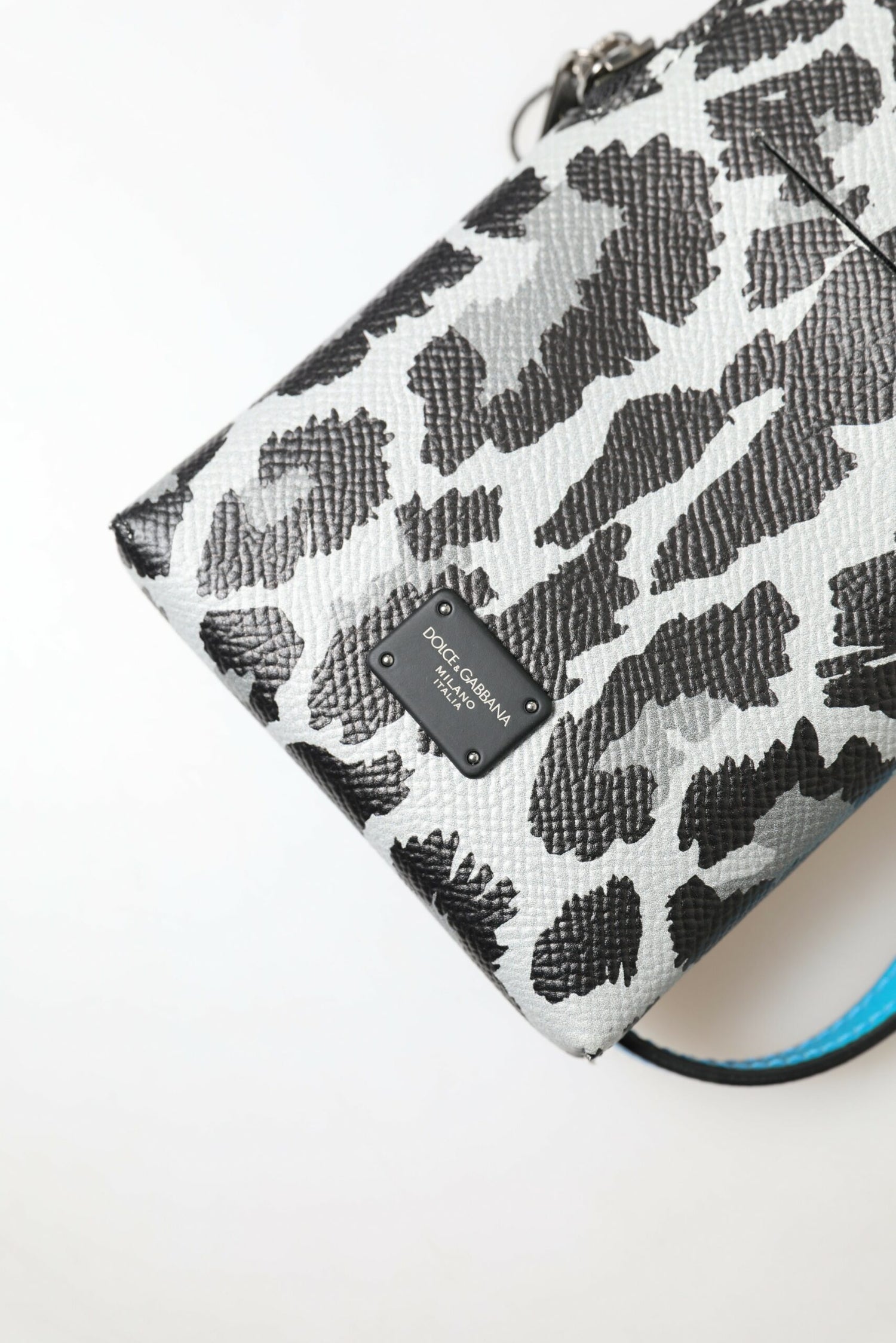 Front view with bag zipped and handles upright.