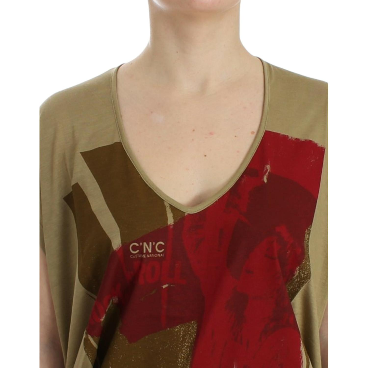 تي شيرت نسائي من Costume National Chic مطبوع عليه شعار متعدد الألوان باللون الأخضر وفتحة رقبة على شكل حرف V