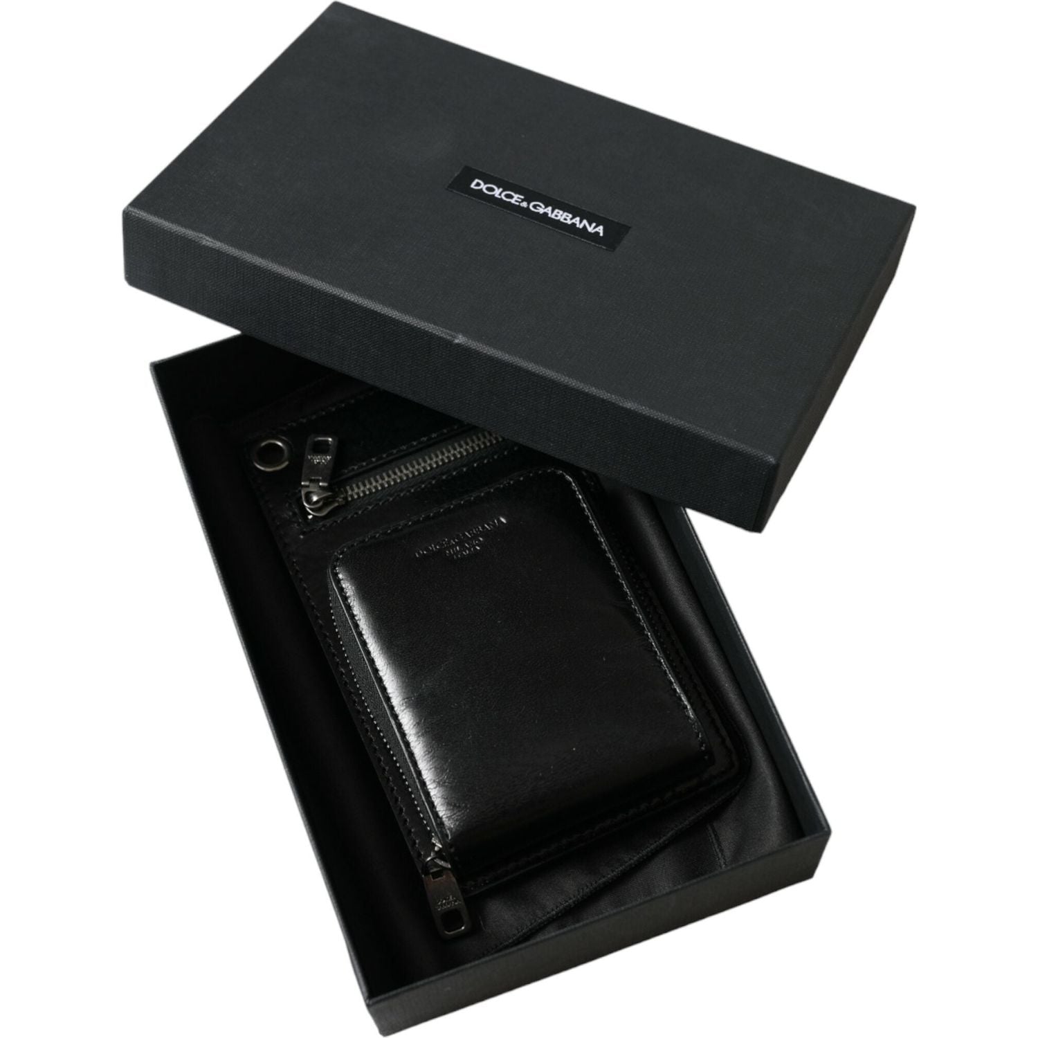 Front view with bag zipped and handles upright.