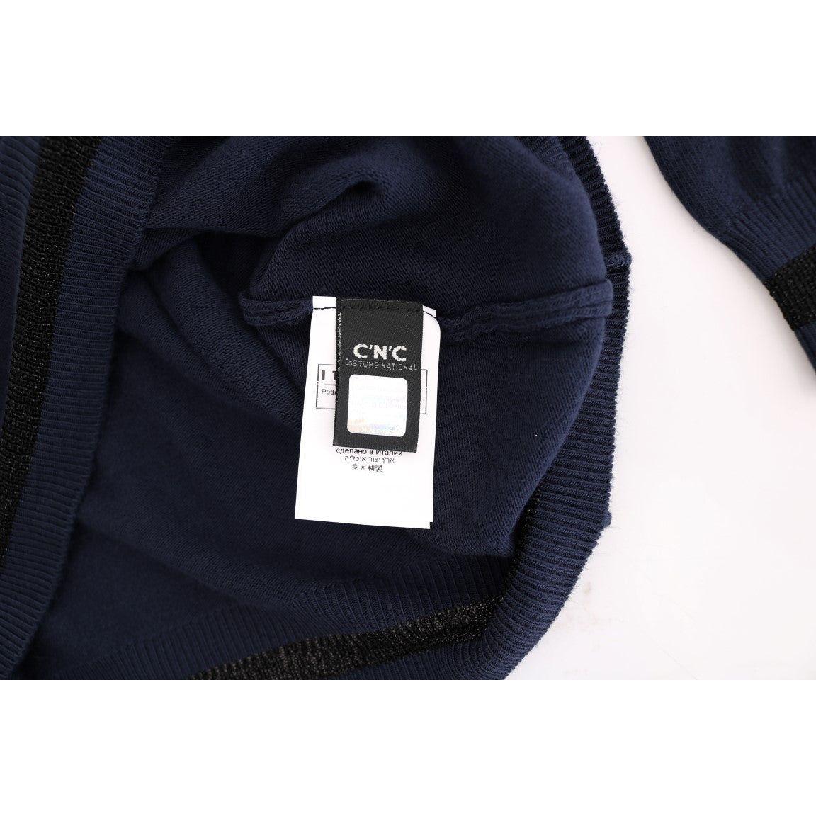 سترة زرقاء أنيقة بفتحة رقبة على شكل حرف V من زي وطني