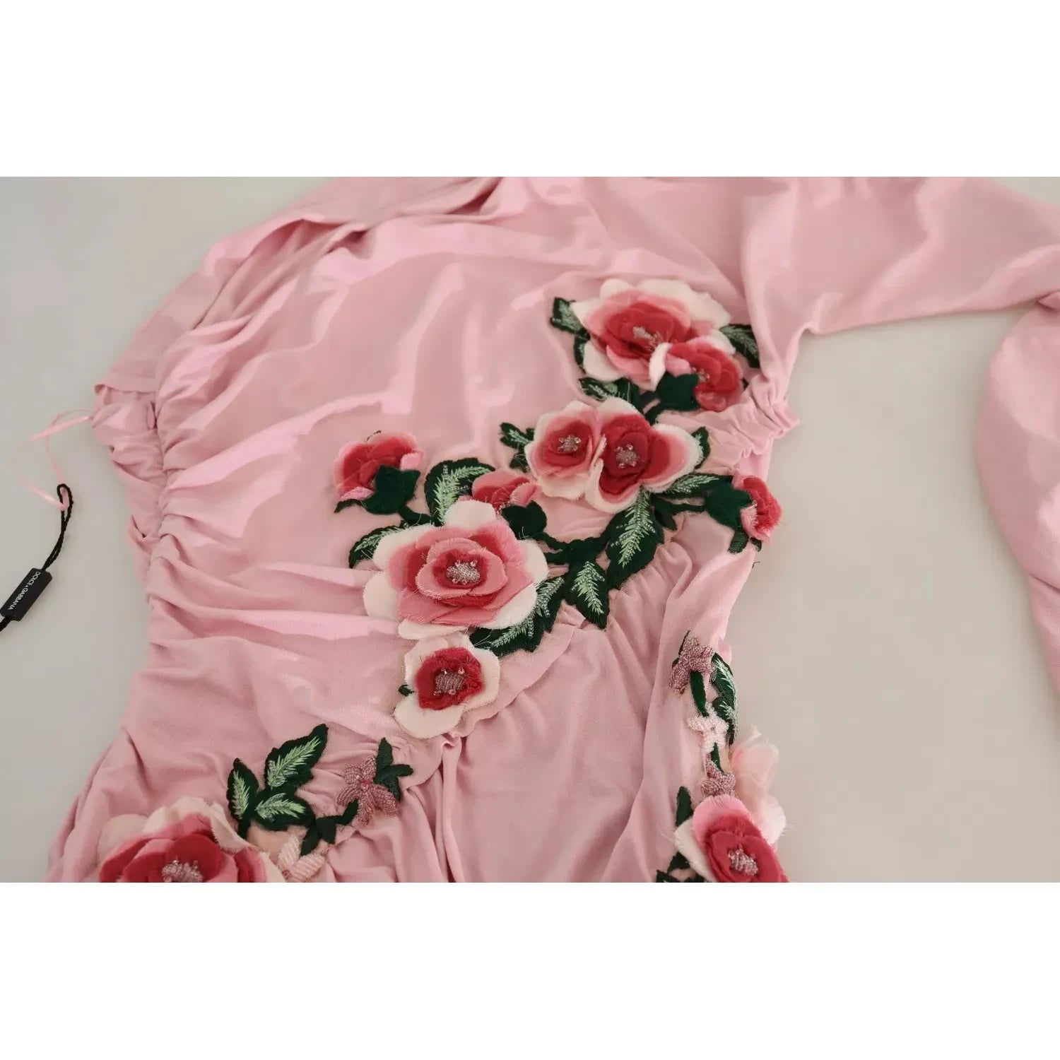 فستان دولتشي آند غابانا الوردي المزين بالزهور بكتف واحد