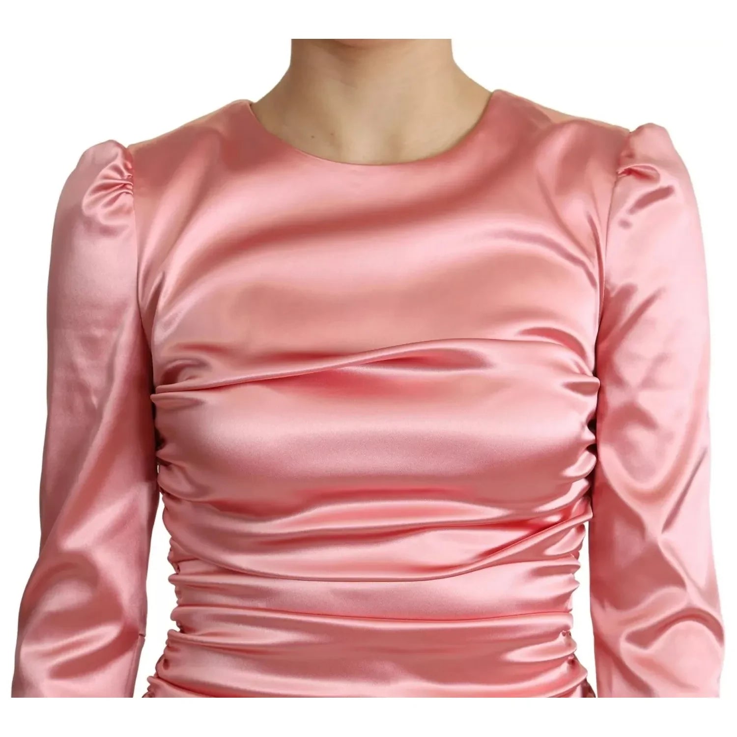 فستان دولتشي آند غابانا الوردي الضيق بأكمام طويلة