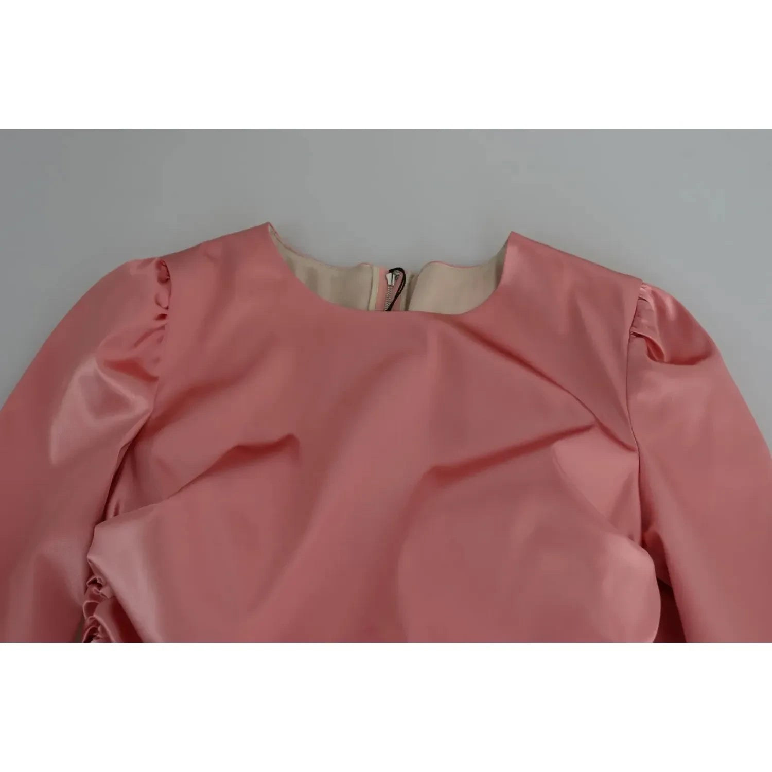 فستان دولتشي آند غابانا الوردي الضيق بأكمام طويلة