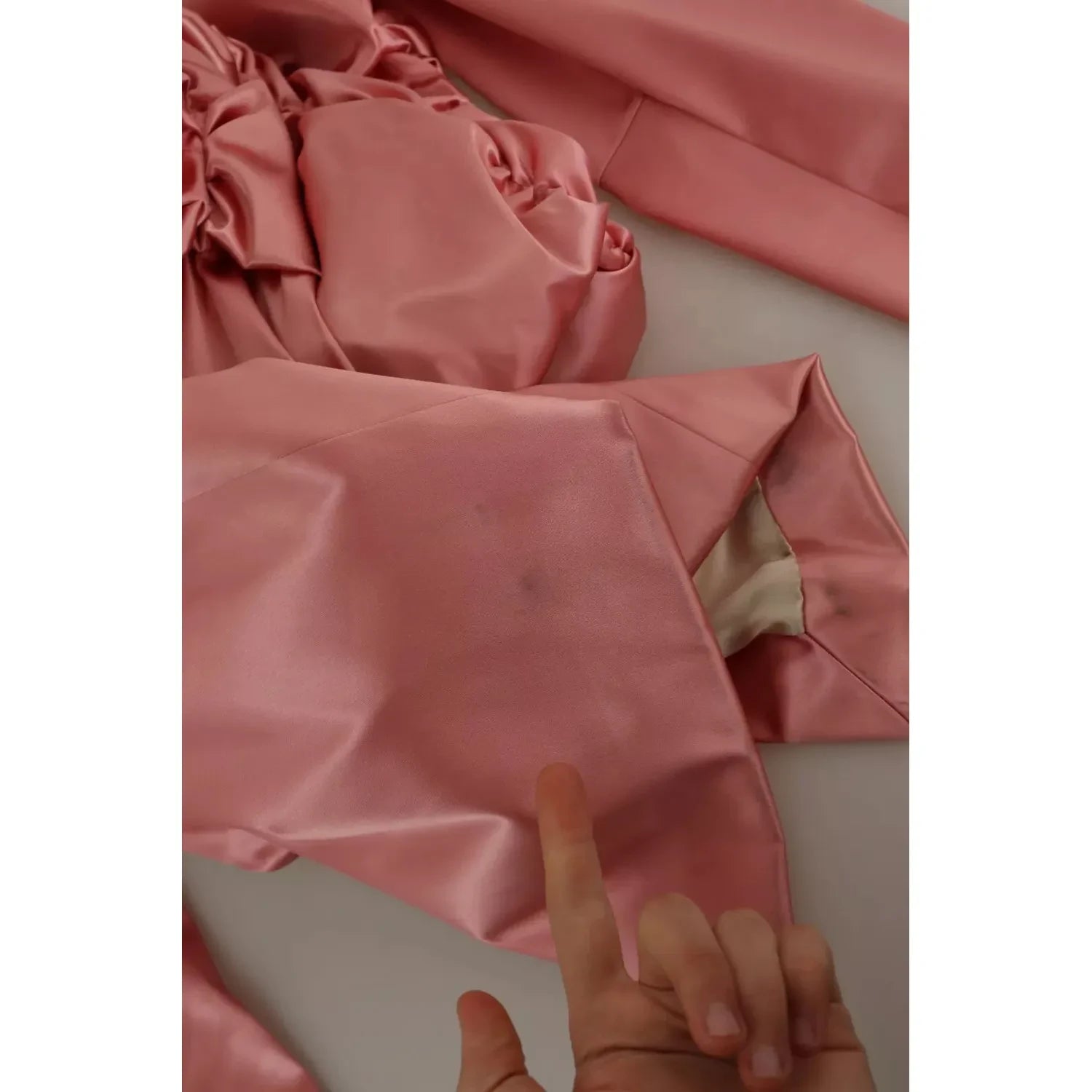 فستان دولتشي آند غابانا الوردي الضيق بأكمام طويلة