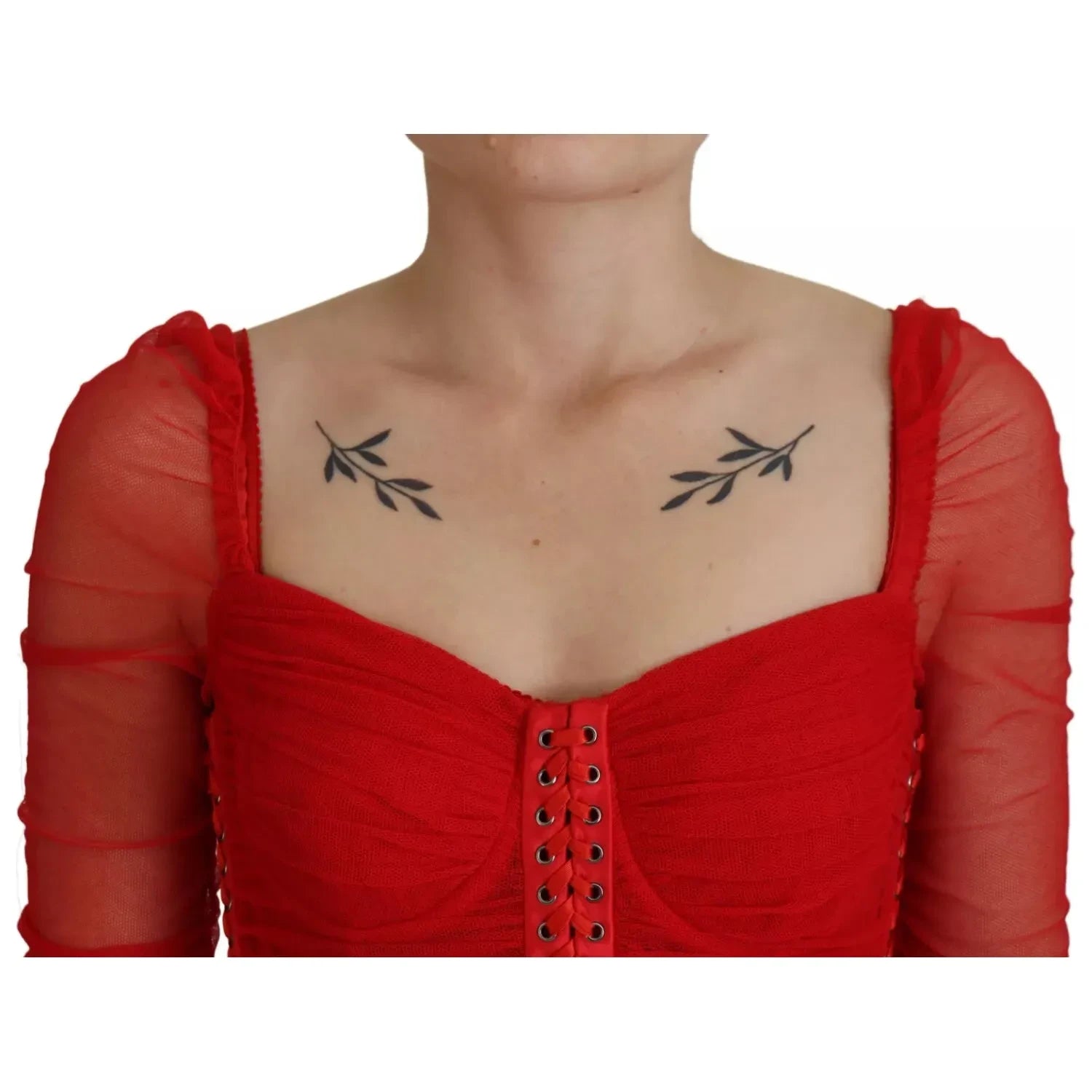 فستان دولتشي آند غابانا متوسط ​​الطول بقصّة ضيقة وحواف شبكية باللون الأحمر