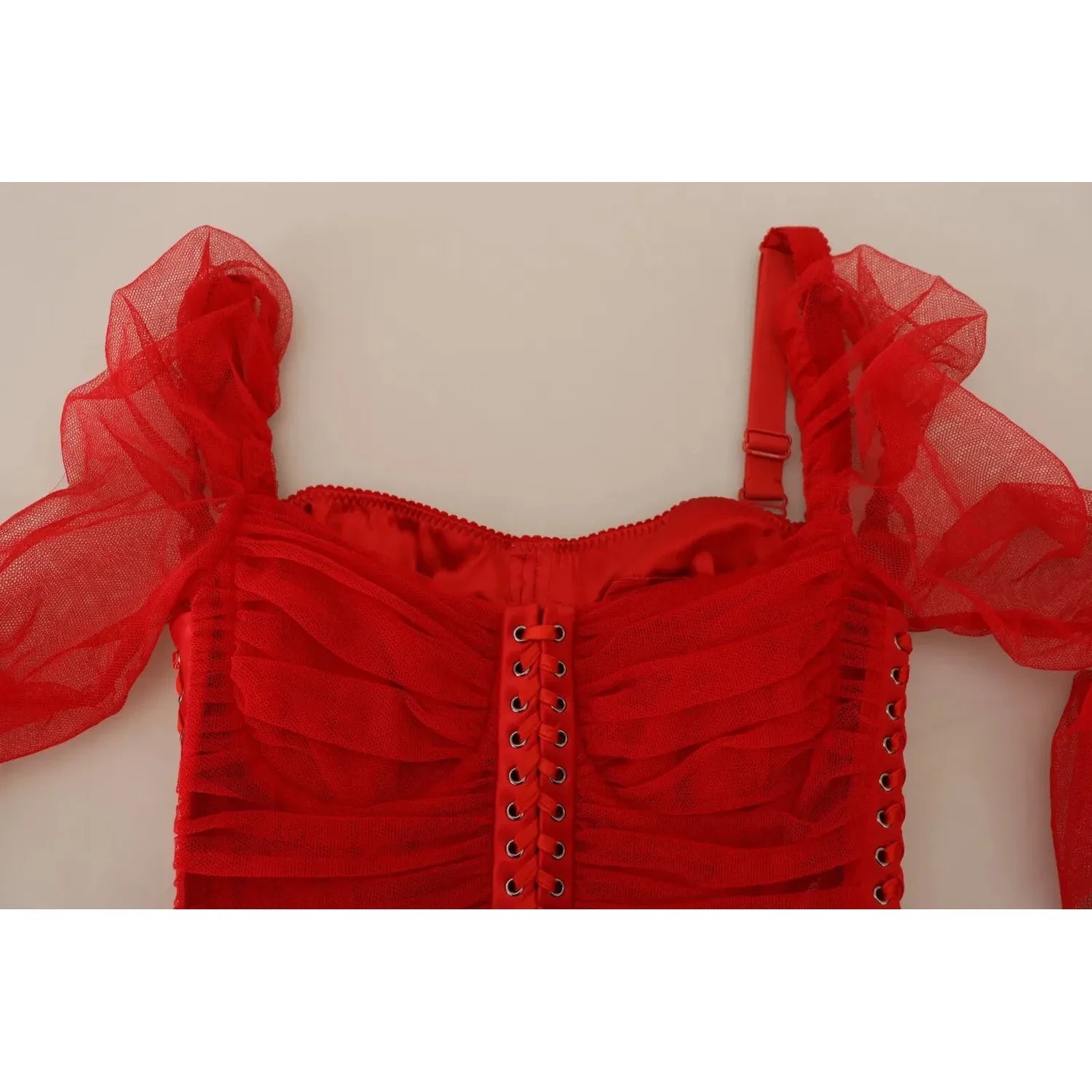 فستان دولتشي آند غابانا متوسط ​​الطول بقصّة ضيقة وحواف شبكية باللون الأحمر