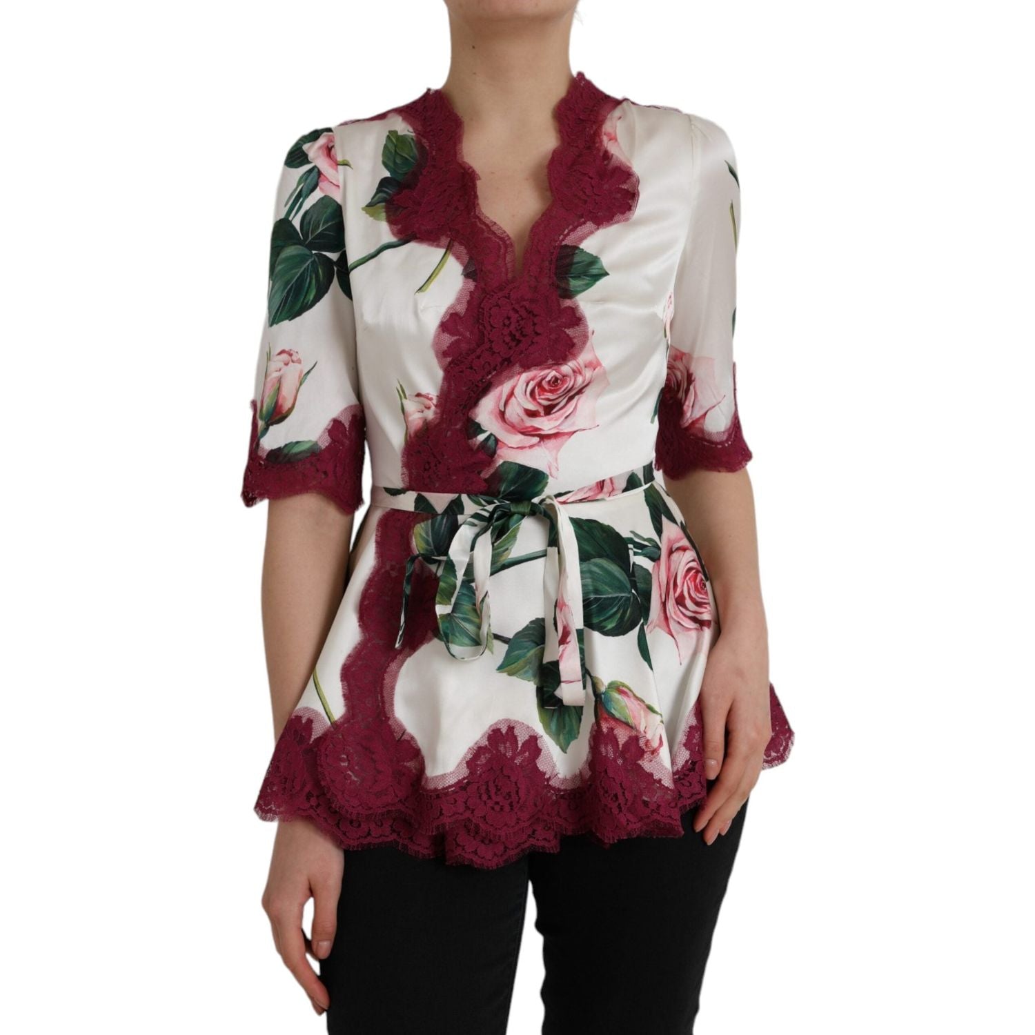 بلوزة دولتشي آند غابانا من الحرير والدانتيل باللون الأبيض بأكمام قصيرة