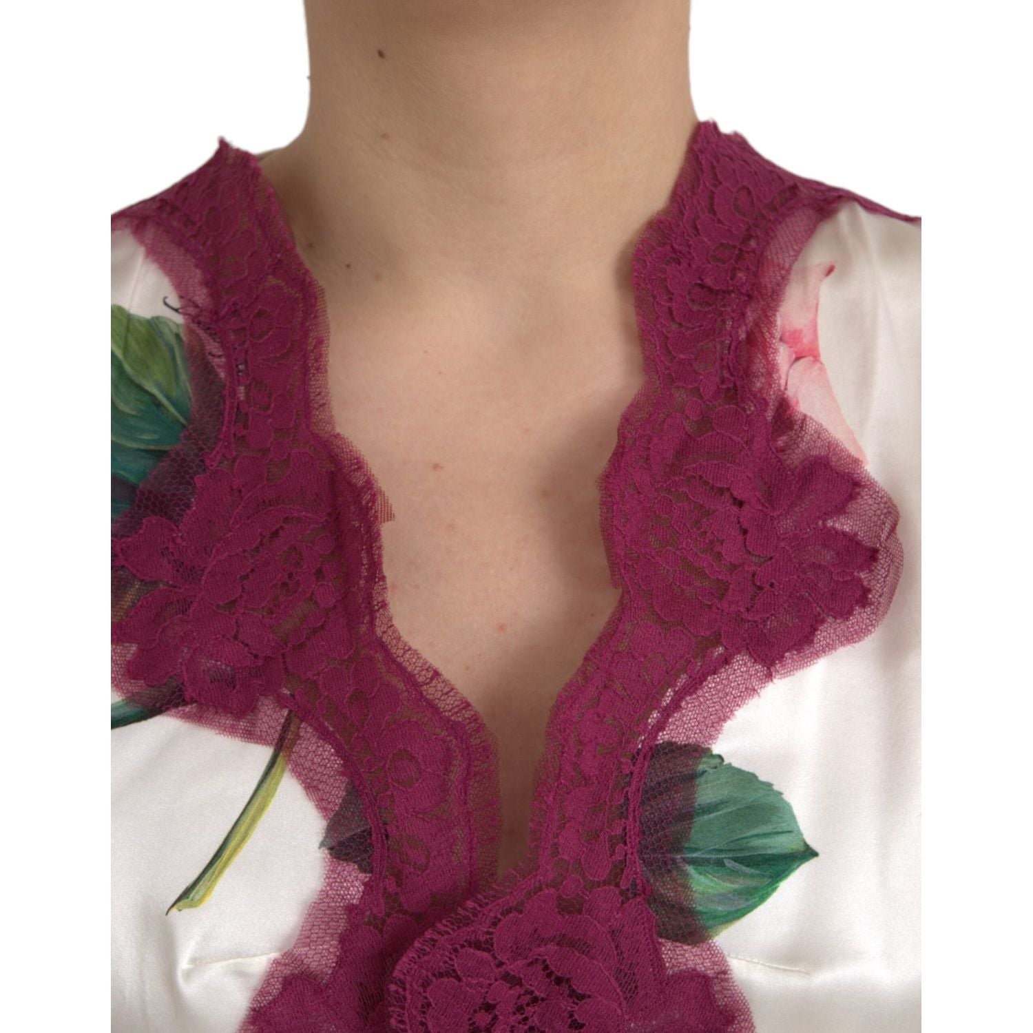 بلوزة دولتشي آند غابانا من الحرير والدانتيل باللون الأبيض بأكمام قصيرة