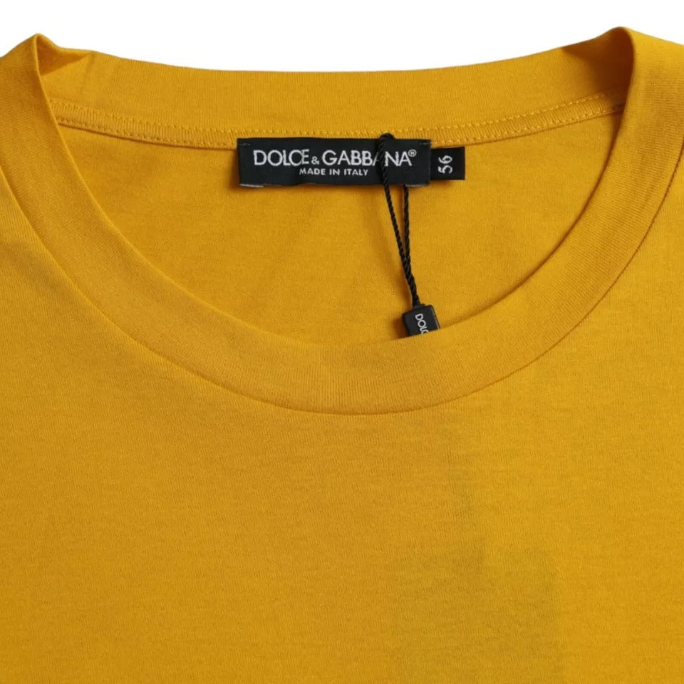 تي شيرت Dolce &amp; Gabbana من القطن بقبة دائرية وشعار باللون الأصفر الداكن
