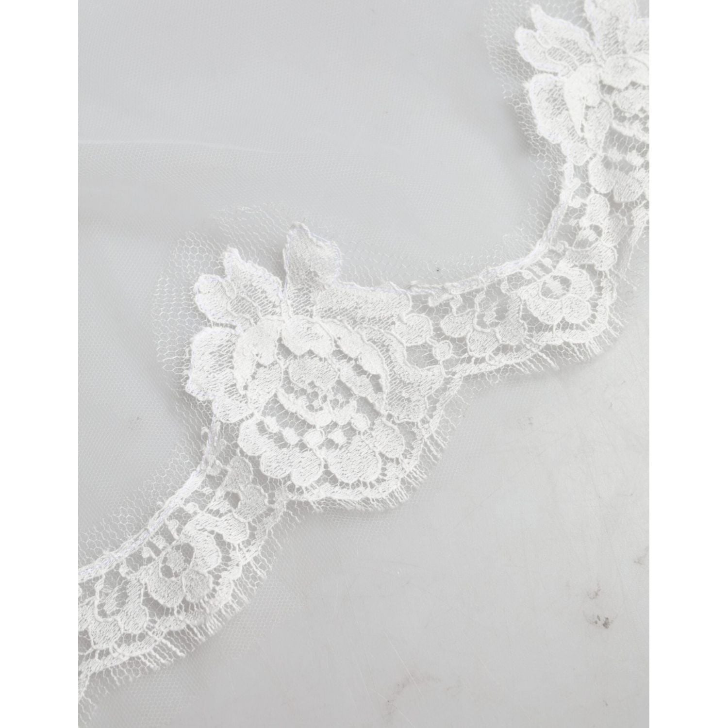 طرحة زفاف من النايلون باللون الأبيض من دولتشي آند غابانا بطول الأرض