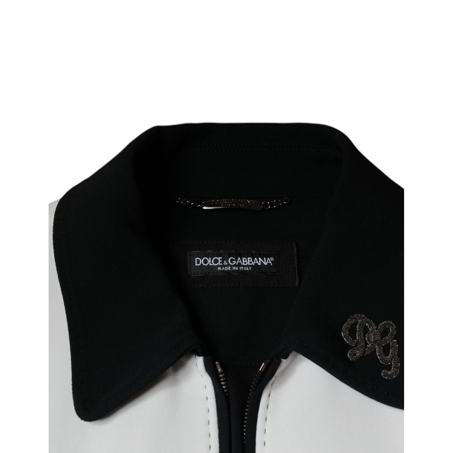 Front view with bag zipped and handles upright.