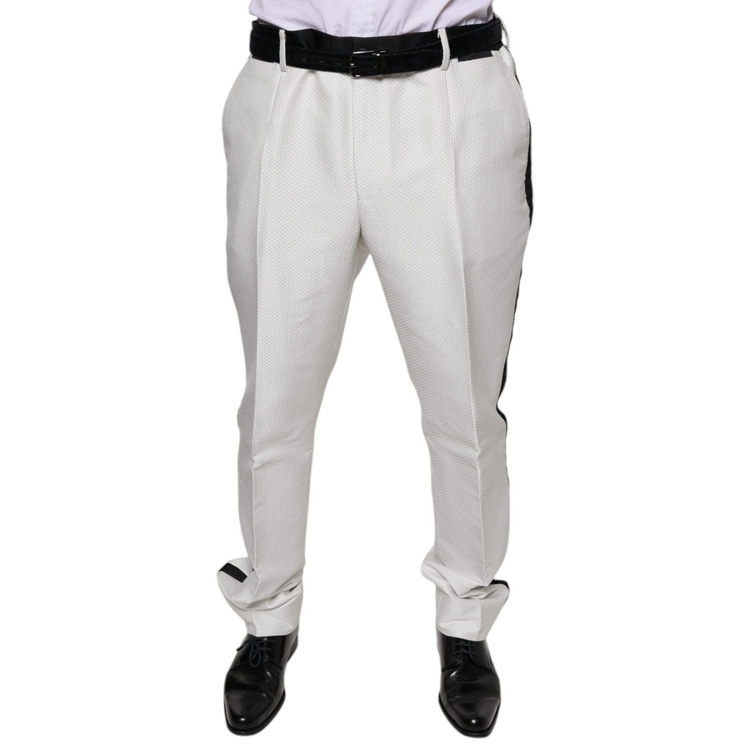 Front view with bag zipped and handles upright.