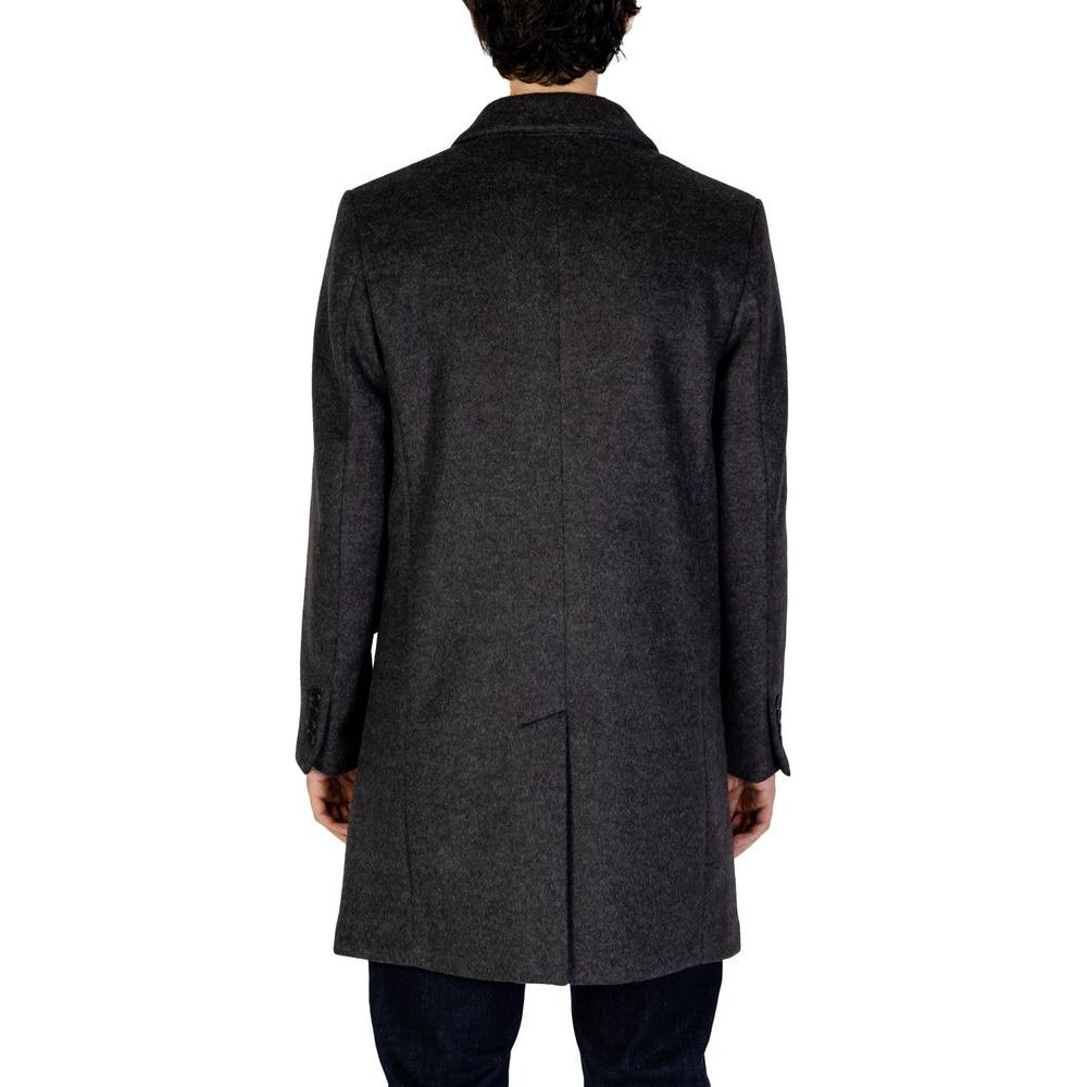 Front view with bag zipped and handles upright.