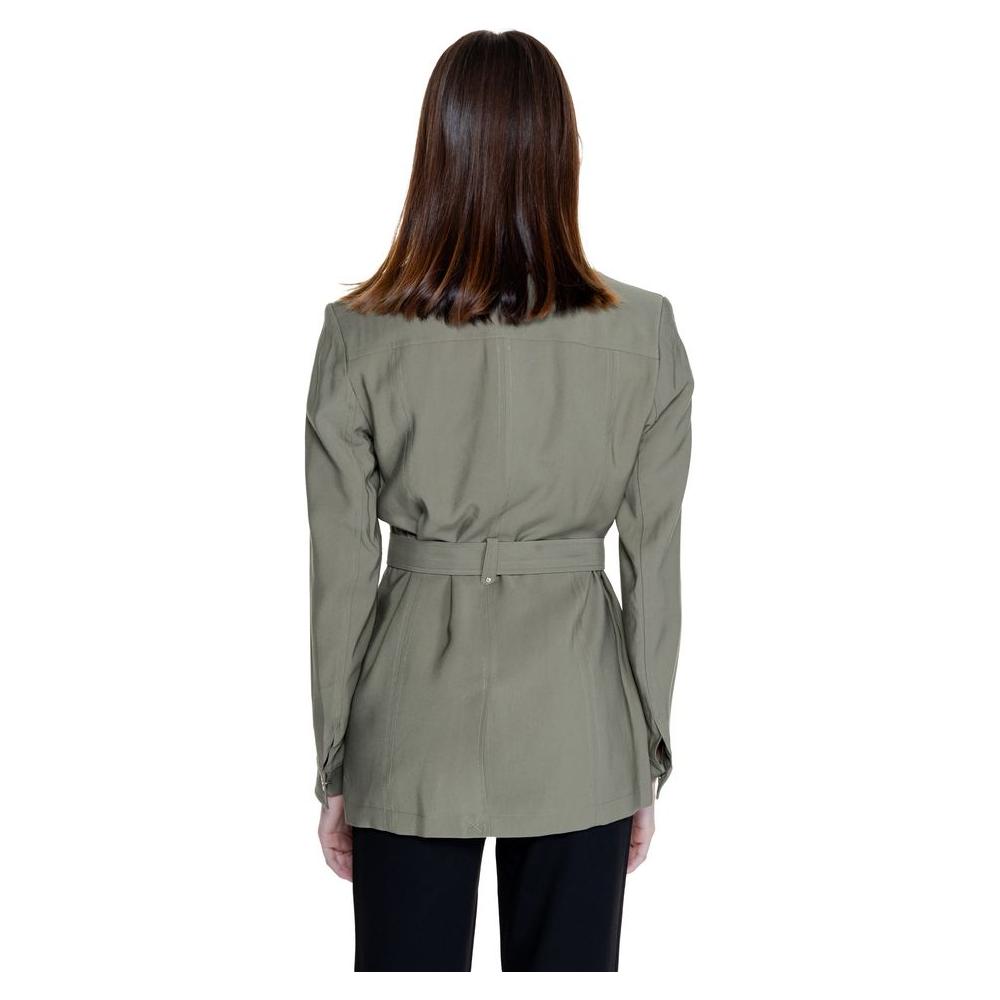 Front view with bag zipped and handles upright.