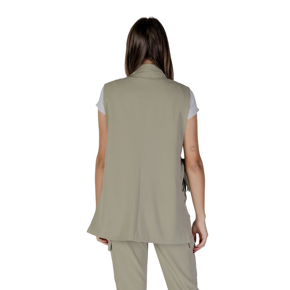 Front view with bag zipped and handles upright.