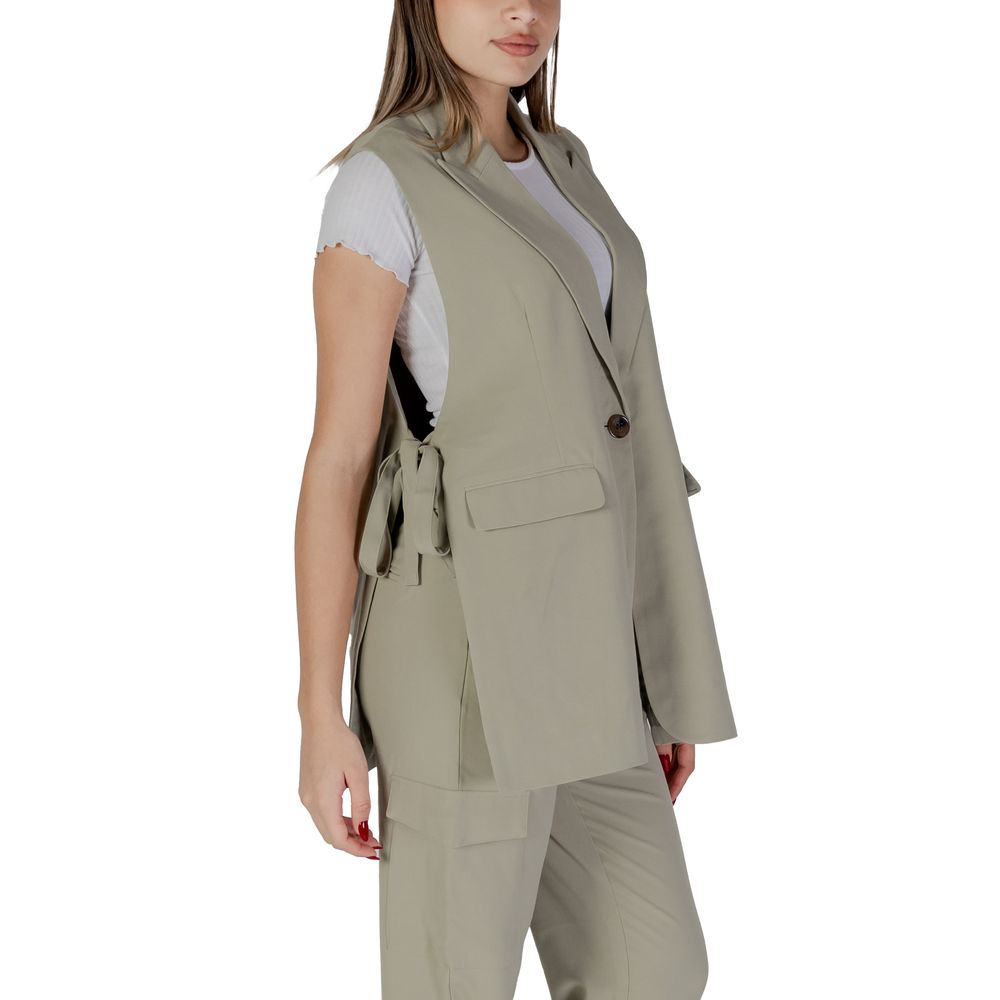 Front view with bag zipped and handles upright.