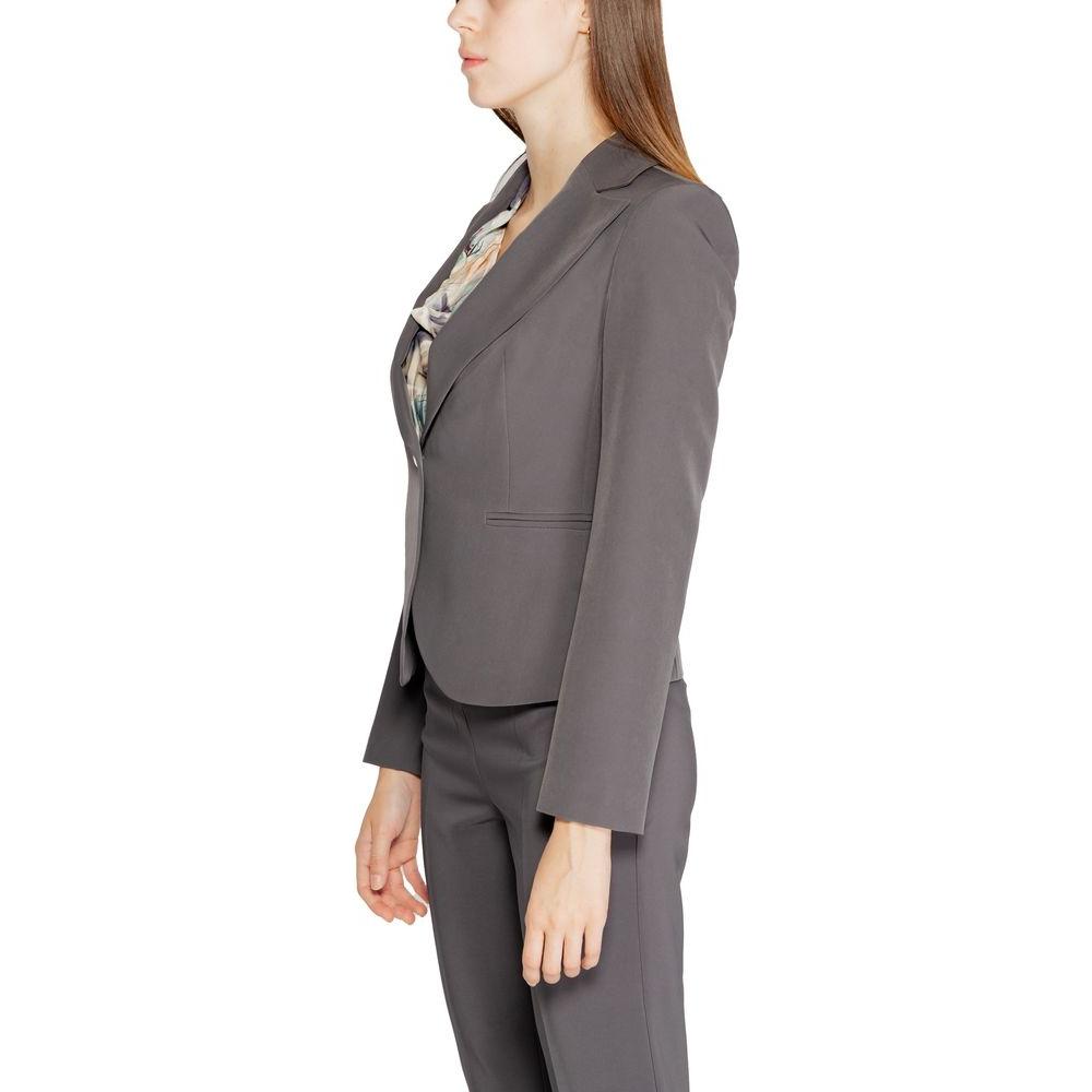 Front view with bag zipped and handles upright.