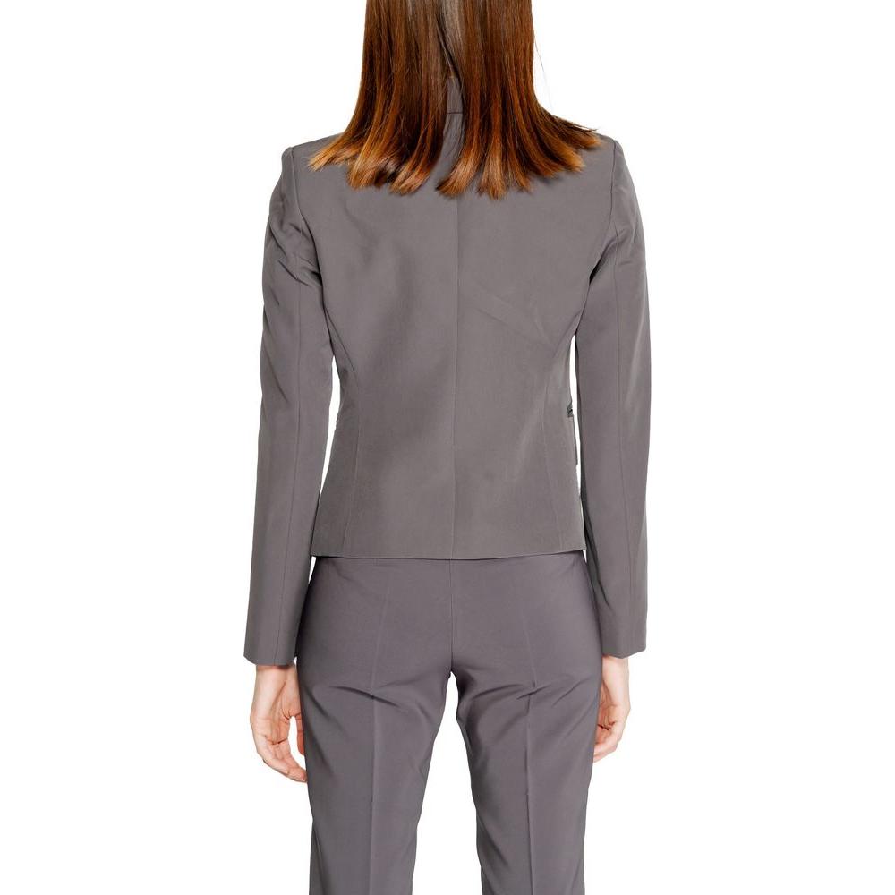 Front view with bag zipped and handles upright.