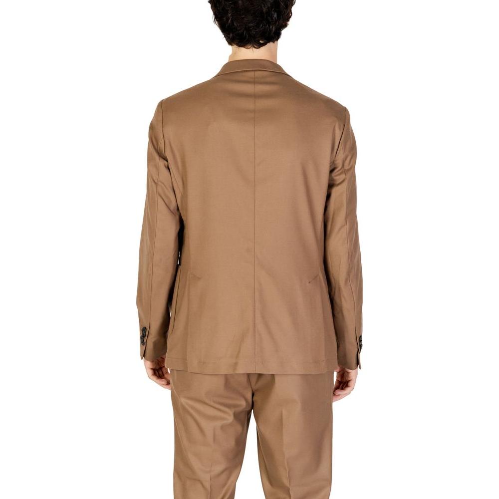 Front view with bag zipped and handles upright.