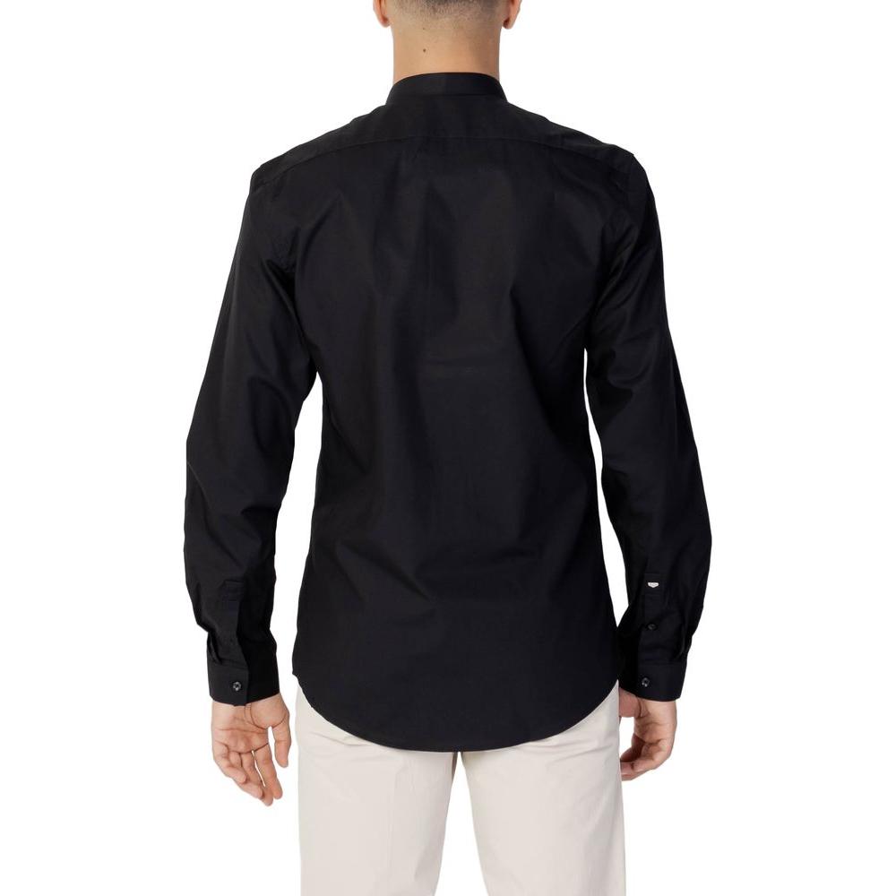 Front view with bag zipped and handles upright.