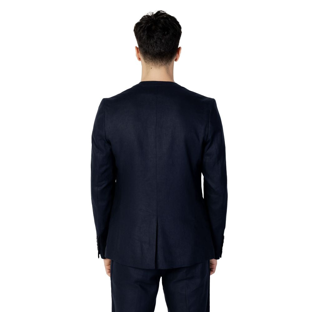 Front view with bag zipped and handles upright.