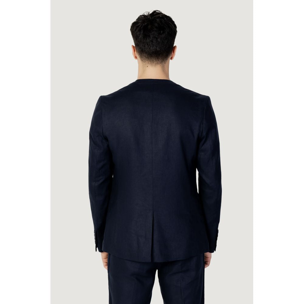 Front view with bag zipped and handles upright.