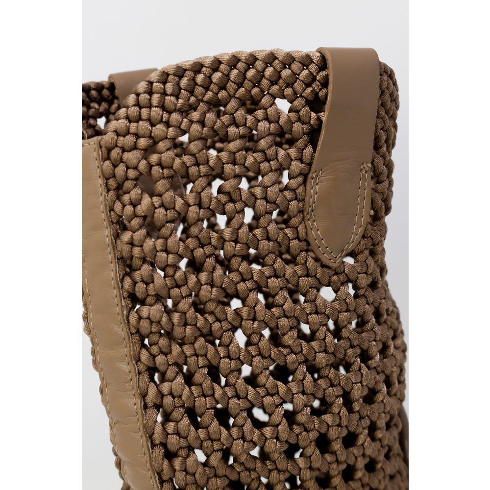 Front view with bag zipped and handles upright.
