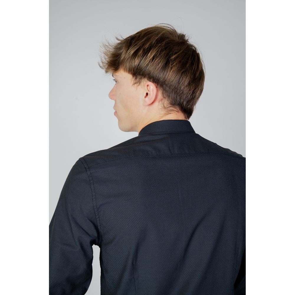 Front view with bag zipped and handles upright.