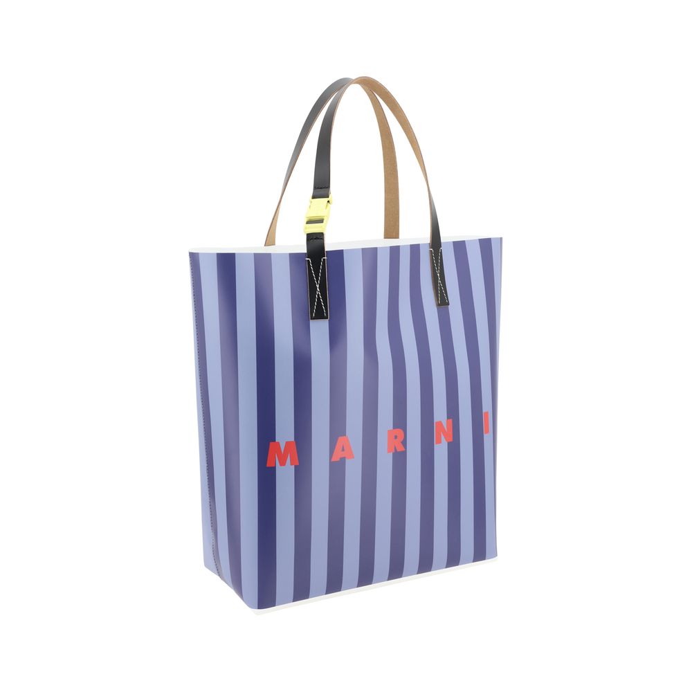 Front view with bag zipped and handles upright.
