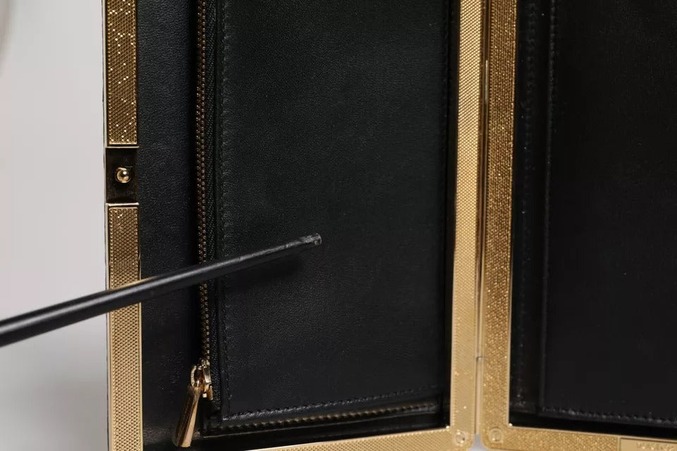 Front view with bag zipped and handles upright.