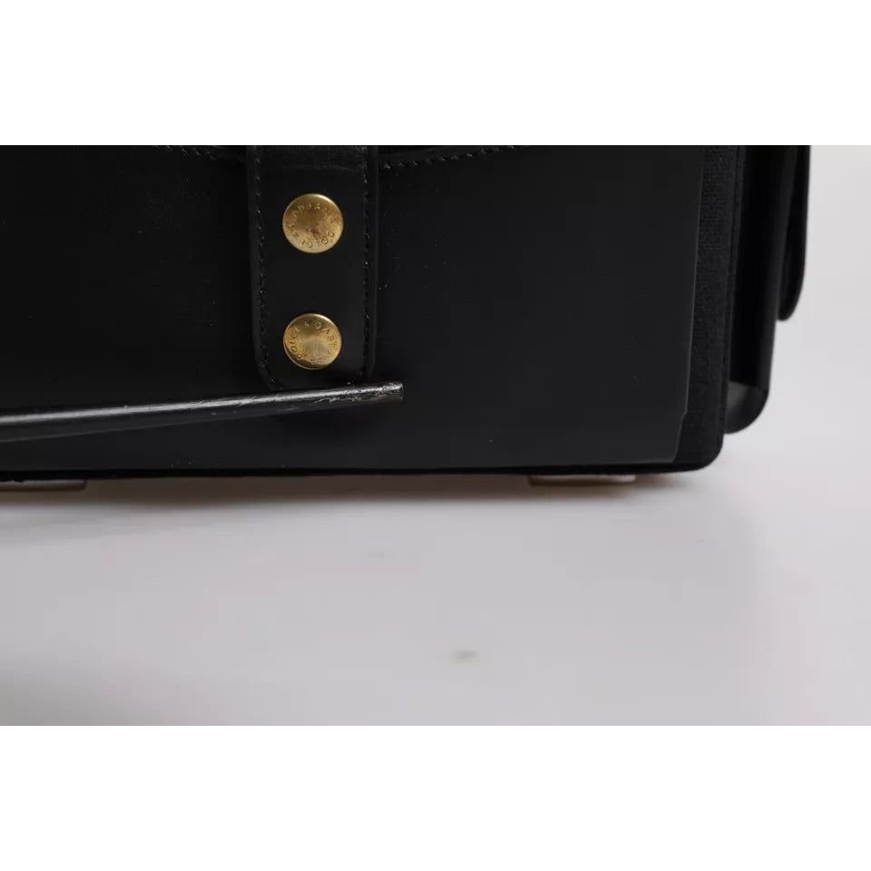 Front view with bag zipped and handles upright.