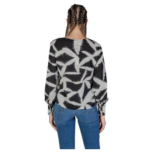Back view of a woman wearing a Jacqueline De Yong black recycled polyester long-sleeved shirt with geometric pattern.