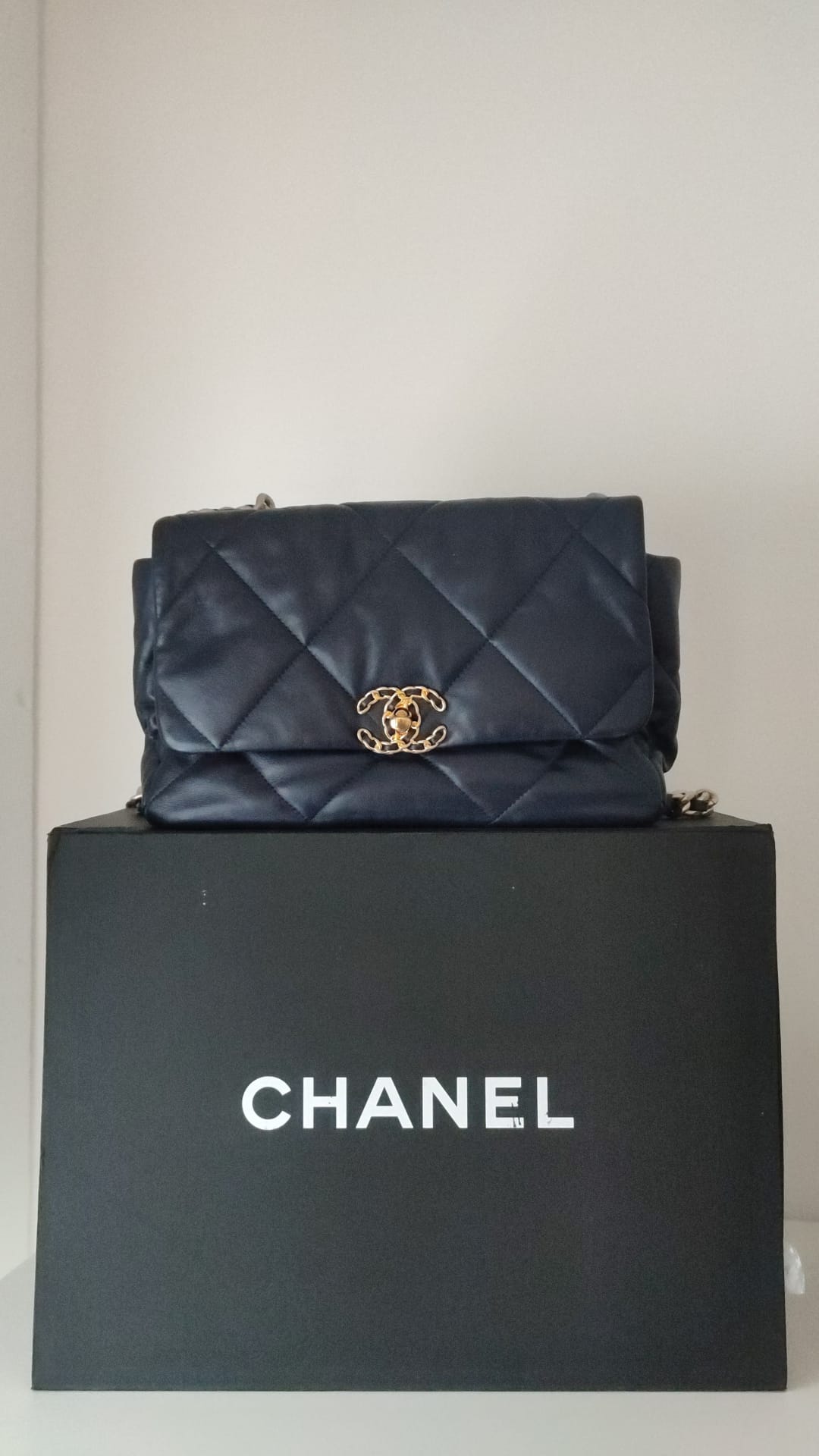 Front view with bag zipped and handles upright.